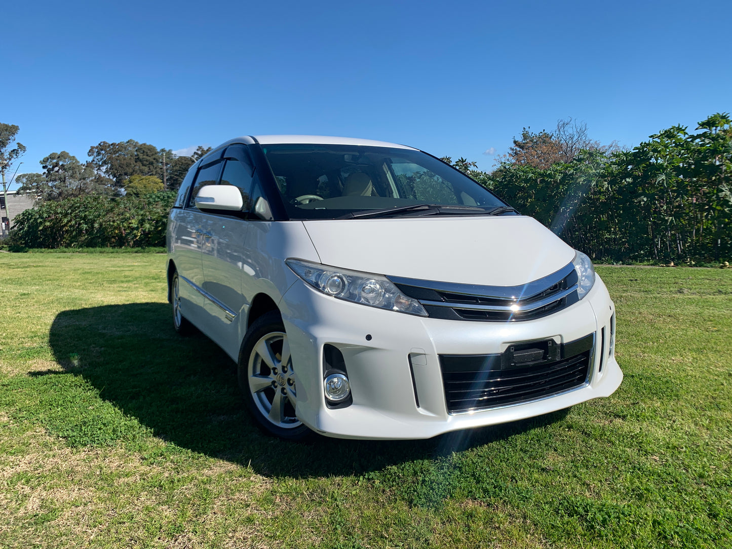 2009 White Toyota Estima Hybrid 4WD X