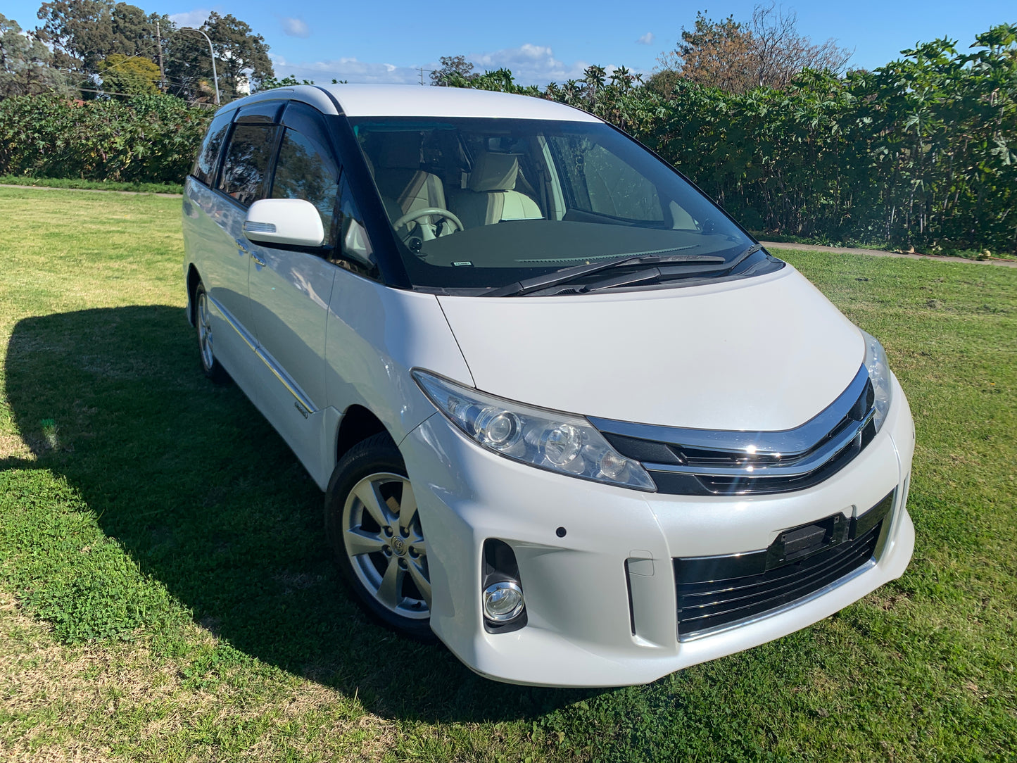 2009 White Toyota Estima Hybrid 4WD X