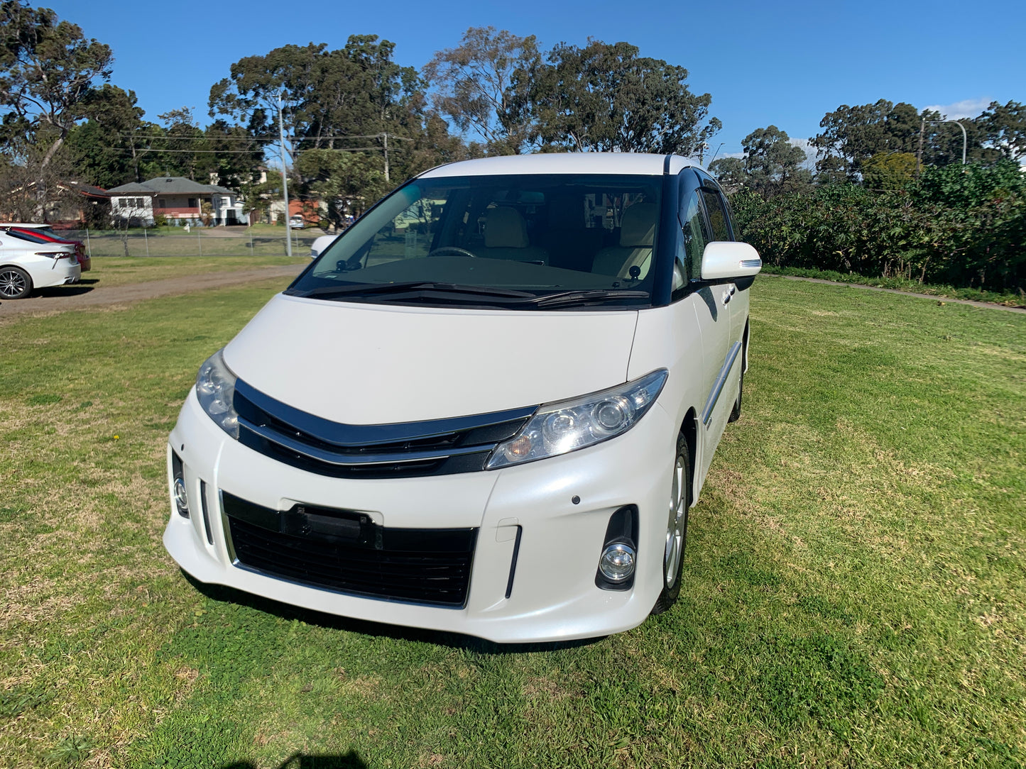 2009 White Toyota Estima Hybrid 4WD X