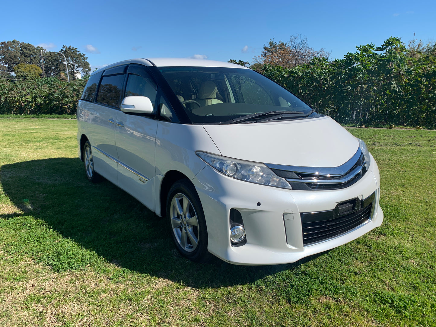 2009 White Toyota Estima Hybrid 4WD X