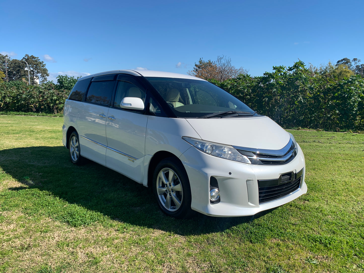 2009 White Toyota Estima Hybrid 4WD X