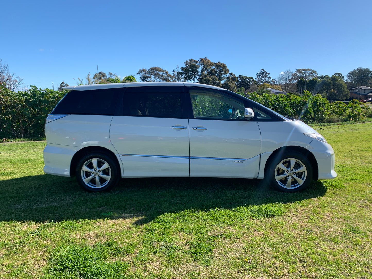 2009 White Toyota Estima Hybrid 4WD X