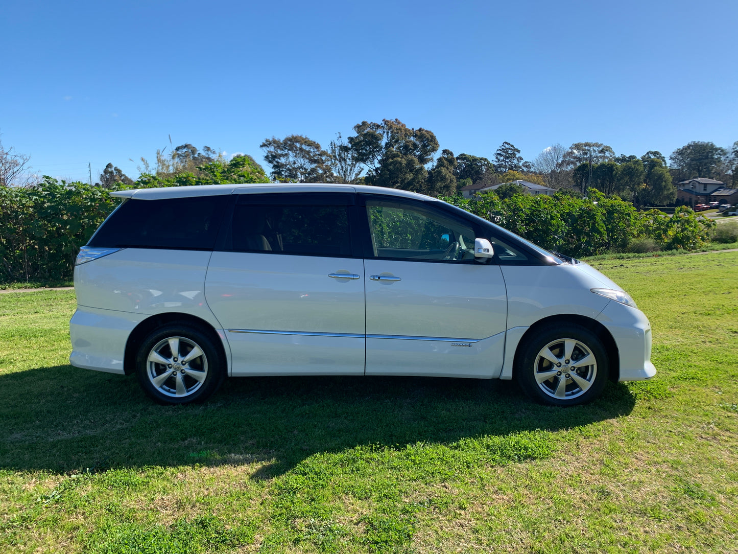 2009 White Toyota Estima Hybrid 4WD X