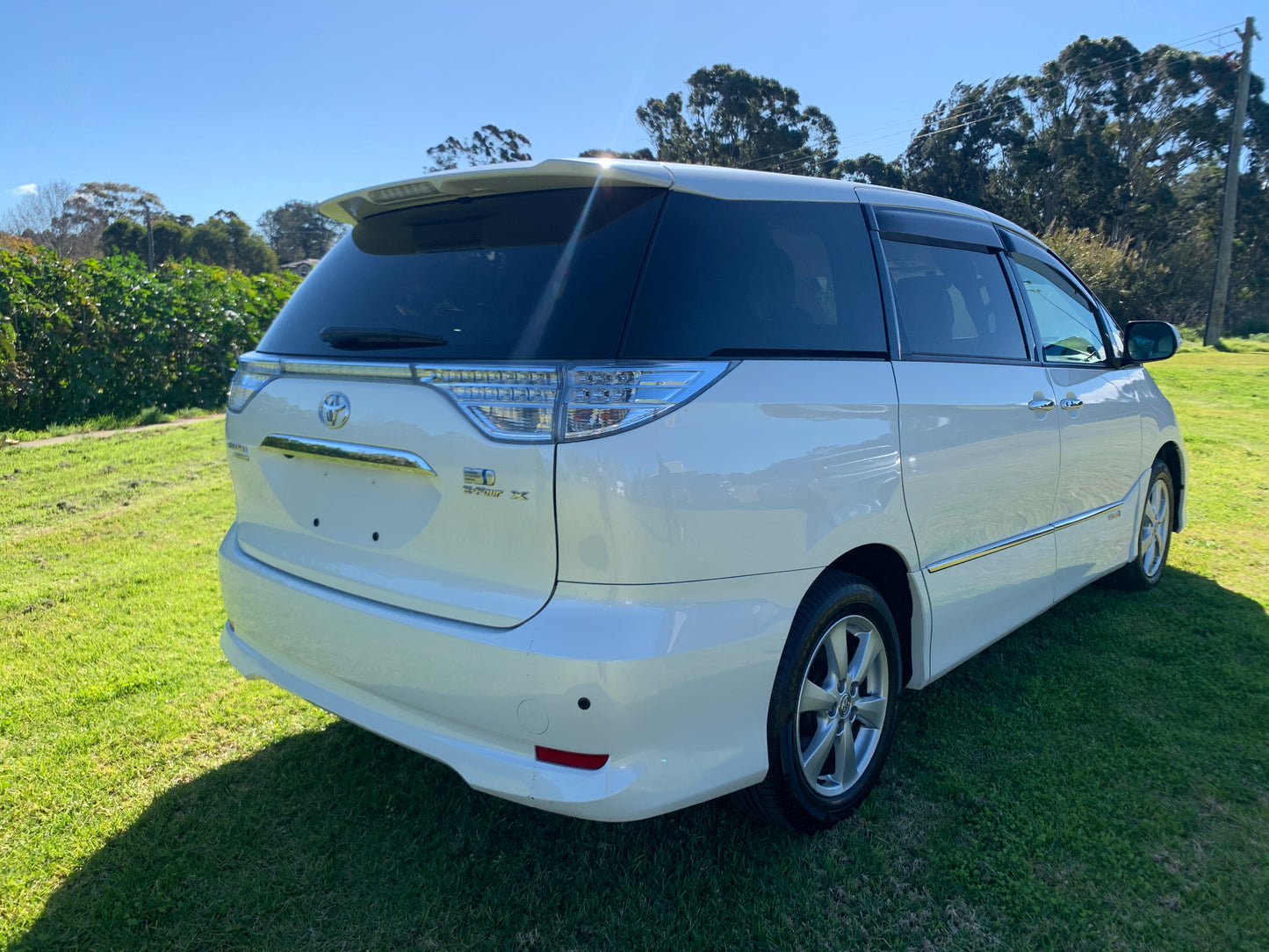 2009 White Toyota Estima Hybrid 4WD X