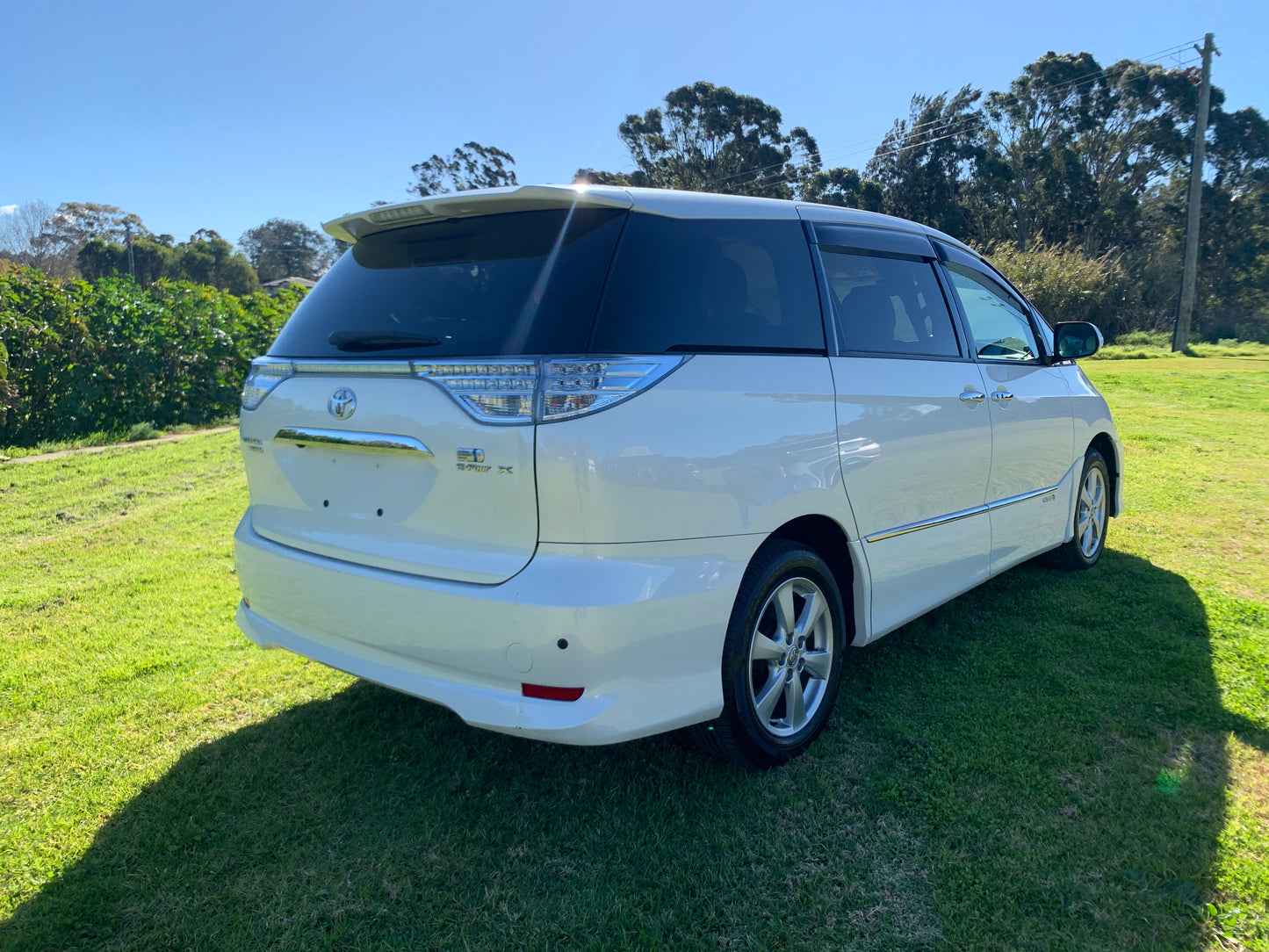 2009 White Toyota Estima Hybrid 4WD X