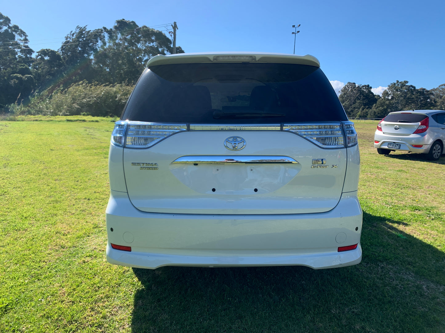 2009 White Toyota Estima Hybrid 4WD X