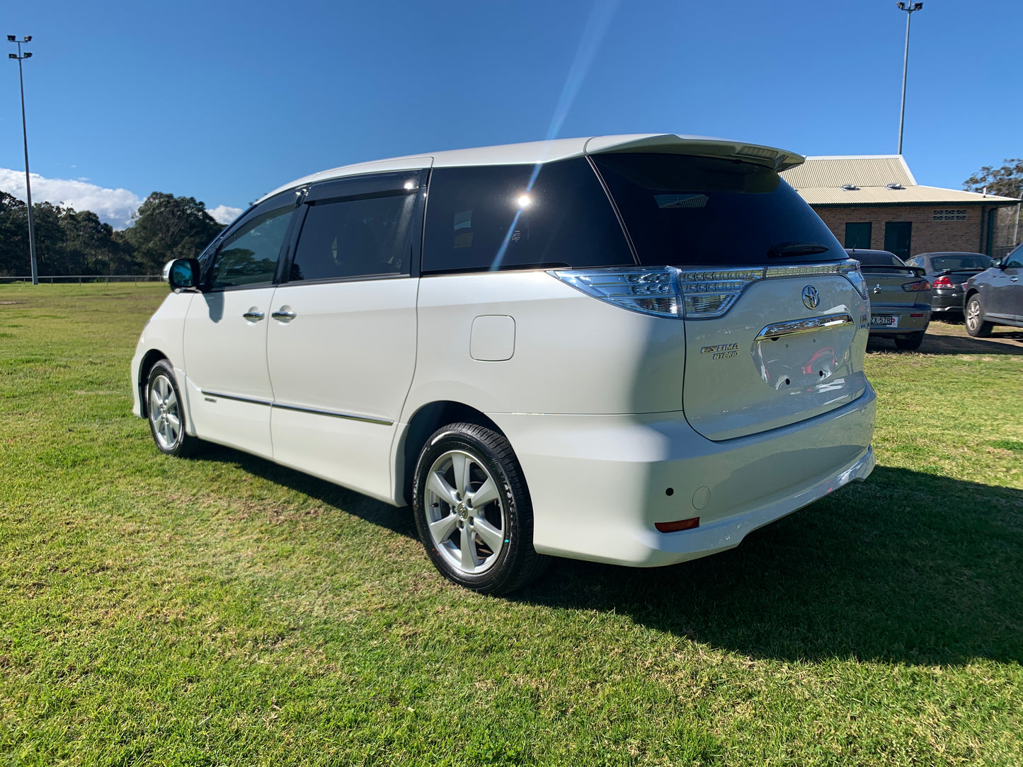 2009 White Toyota Estima Hybrid 4WD X