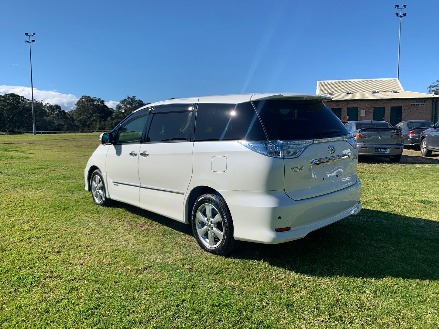 2009 White Toyota Estima Hybrid 4WD X