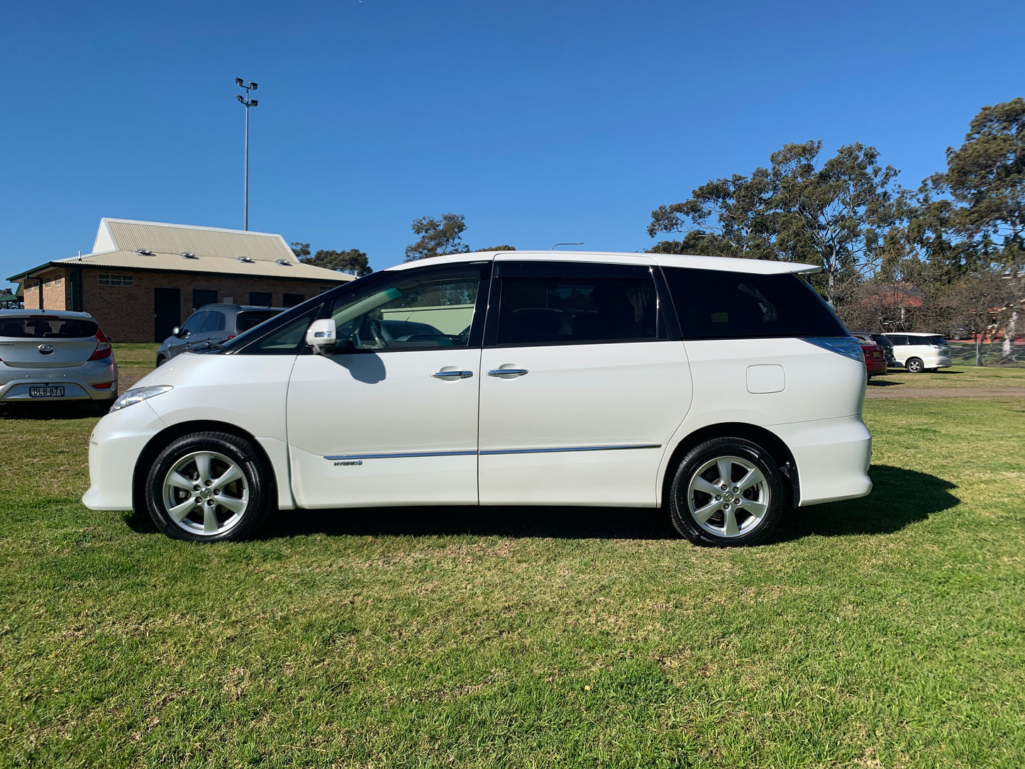 2009 White Toyota Estima Hybrid 4WD X