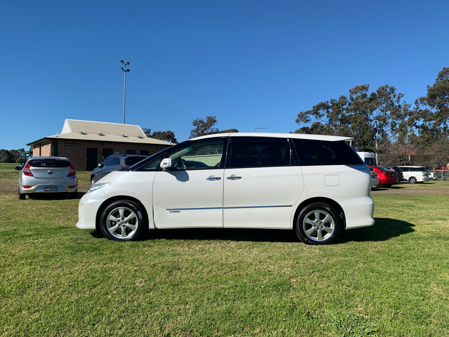 2009 White Toyota Estima Hybrid 4WD X