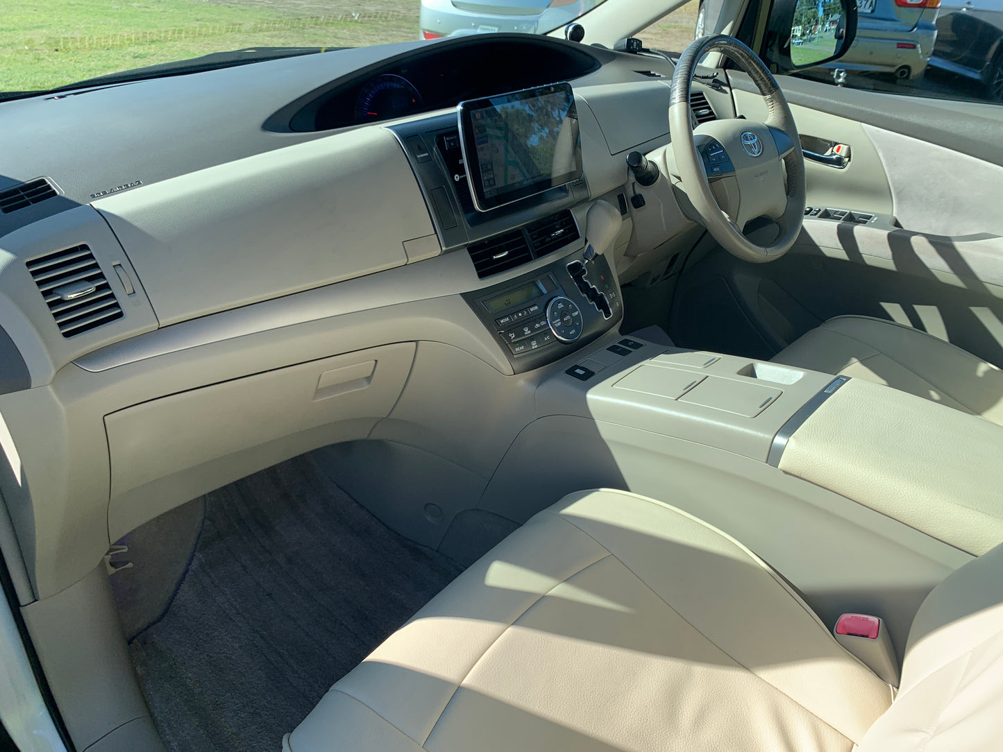 2009 White Toyota Estima Hybrid 4WD X