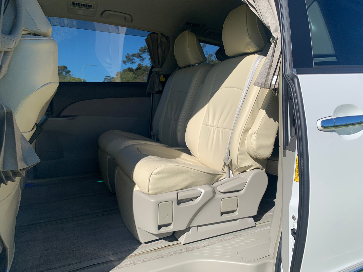 2009 White Toyota Estima Hybrid 4WD X