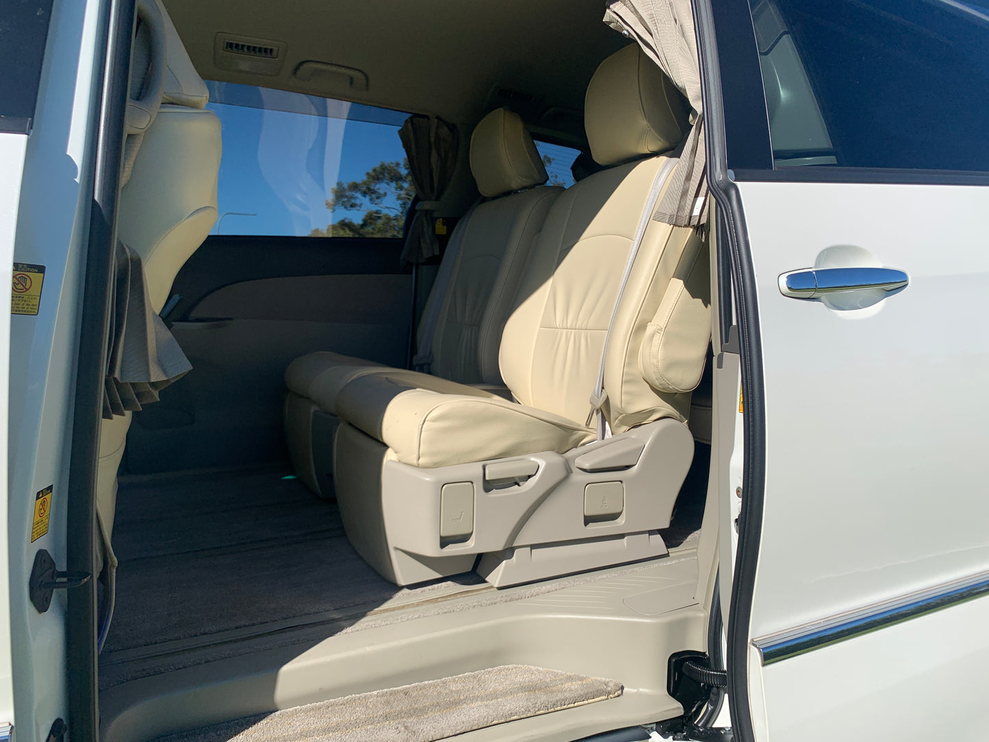 2009 White Toyota Estima Hybrid 4WD X