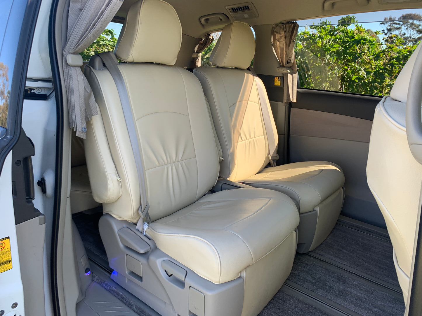 2009 White Toyota Estima Hybrid 4WD X