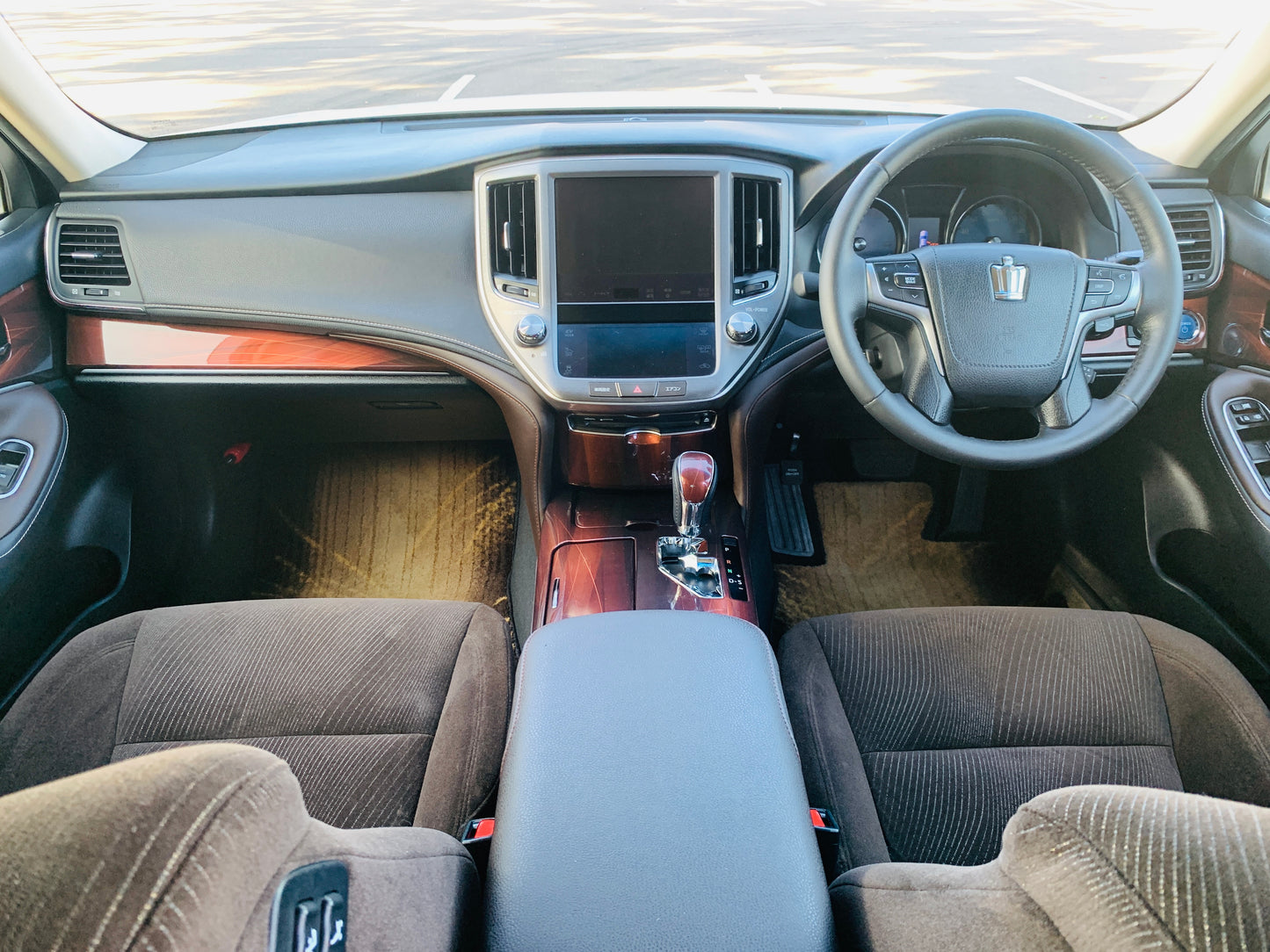 2013 Toyota Crown Hybrid Royal Saloon