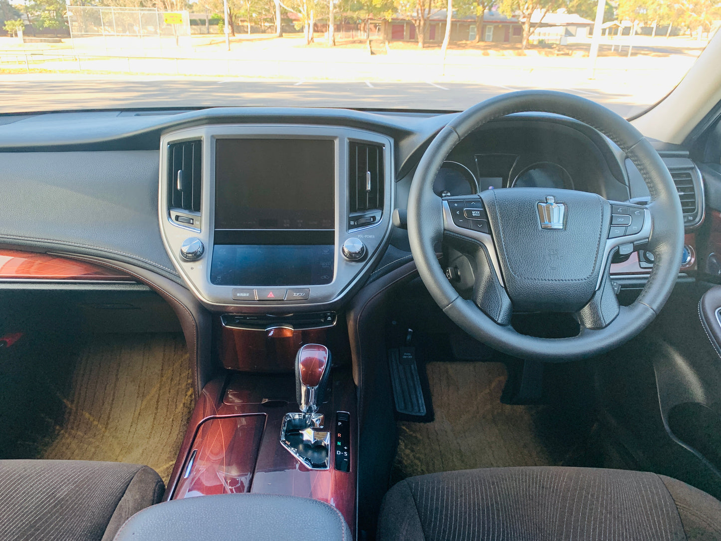 2013 Toyota Crown Hybrid Royal Saloon