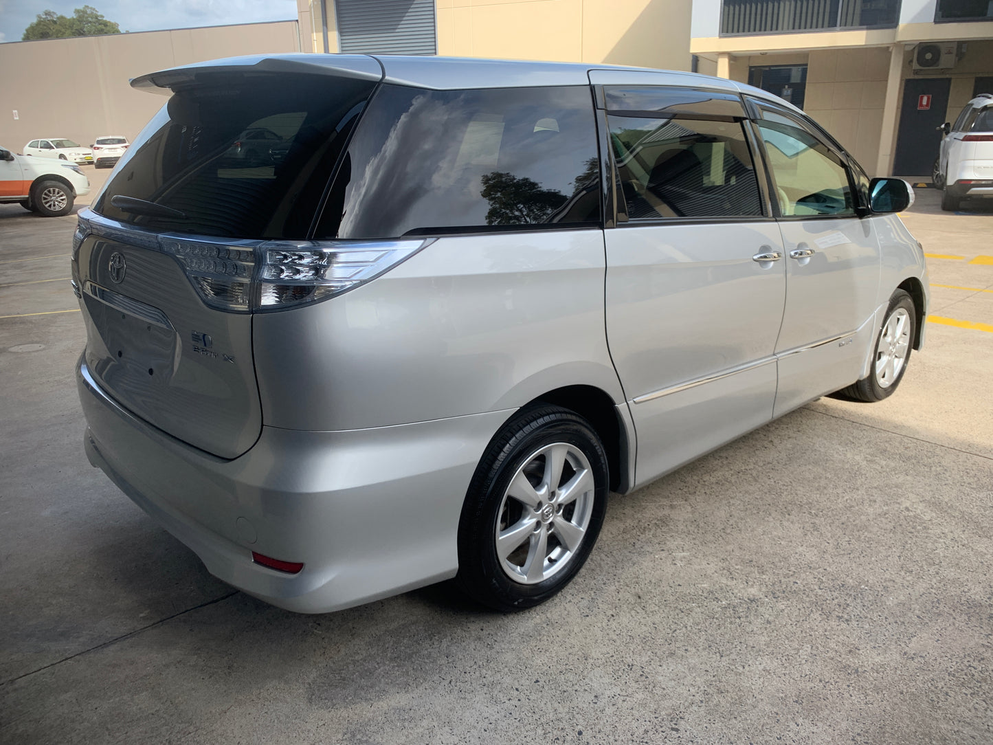 Toyota Estima HV E-Four