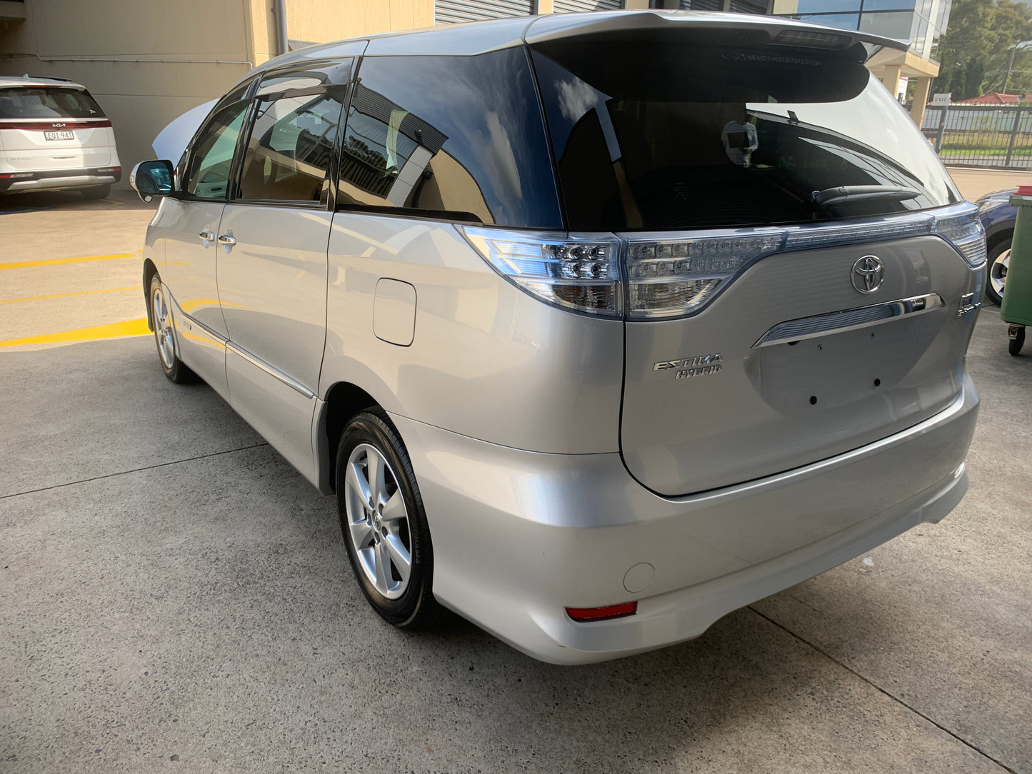 Toyota Estima HV E-Four